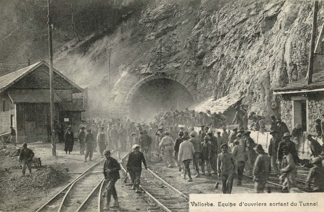 Une équipe d'ouvriers sort du Tunnel du Mont d'Or